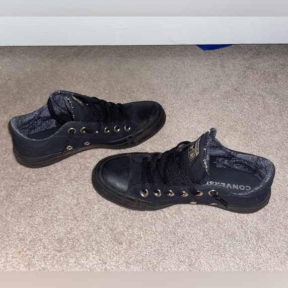 Black on black low top converse women’s size 7 - Picture 2 of 8